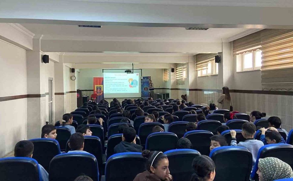 Gaziantep'te jandarmadan öğrencilere siber güvenlik eğitimi