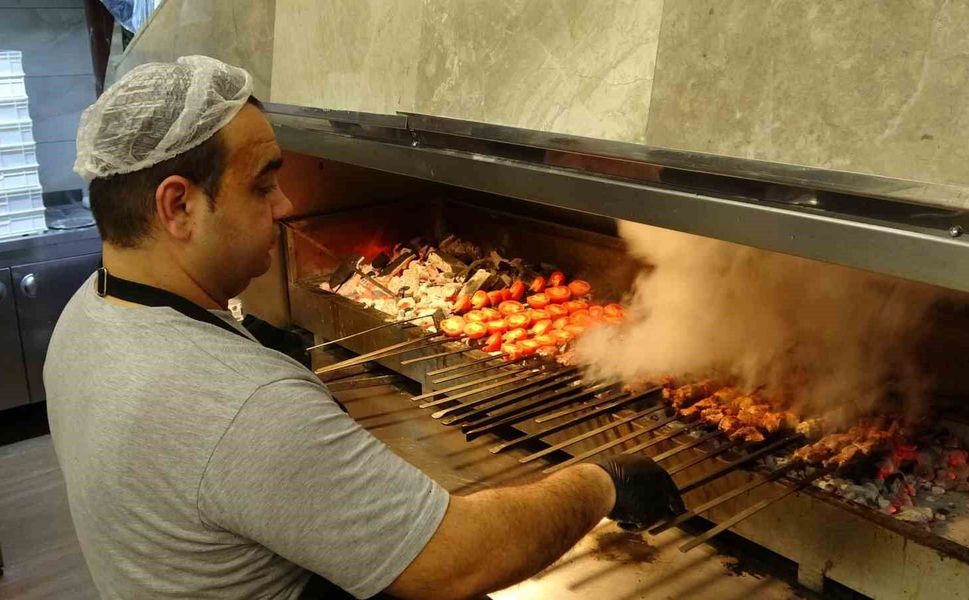 Gaziantep'te kebapçılar iftarda dolup taşıyor