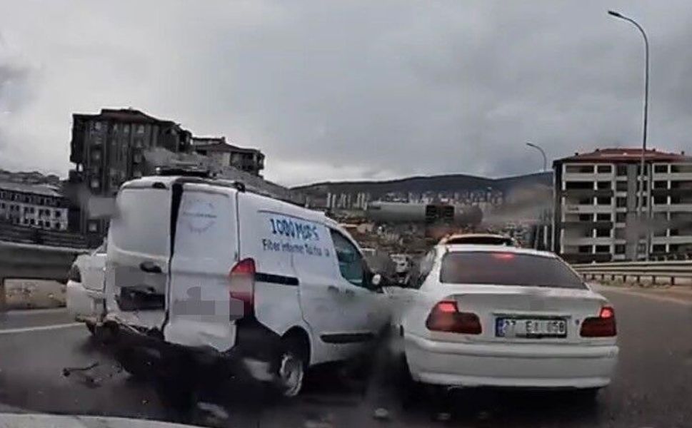 Gaziantep'te kontrolden çıkan araç, önündeki 4 araca çarptı: O anlar kamerada