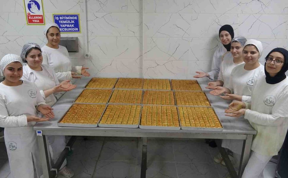 Gaziantep'te meslek liseli kızların Ramazan'da baklava mesaisi