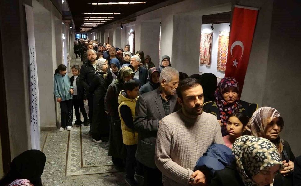 Gaziantep'te 'Mukaddes Emanetler Sergisi'ne yoğun ilgi: Uzun kuyruklar oluştu