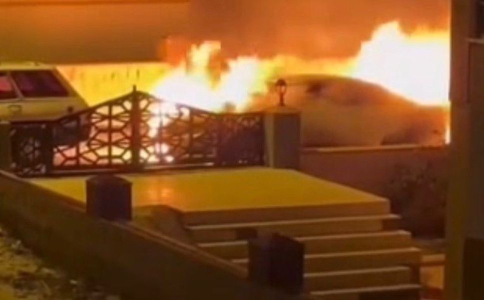 Gaziantep'te park halindeki lüks otomobil alev alev yandı!