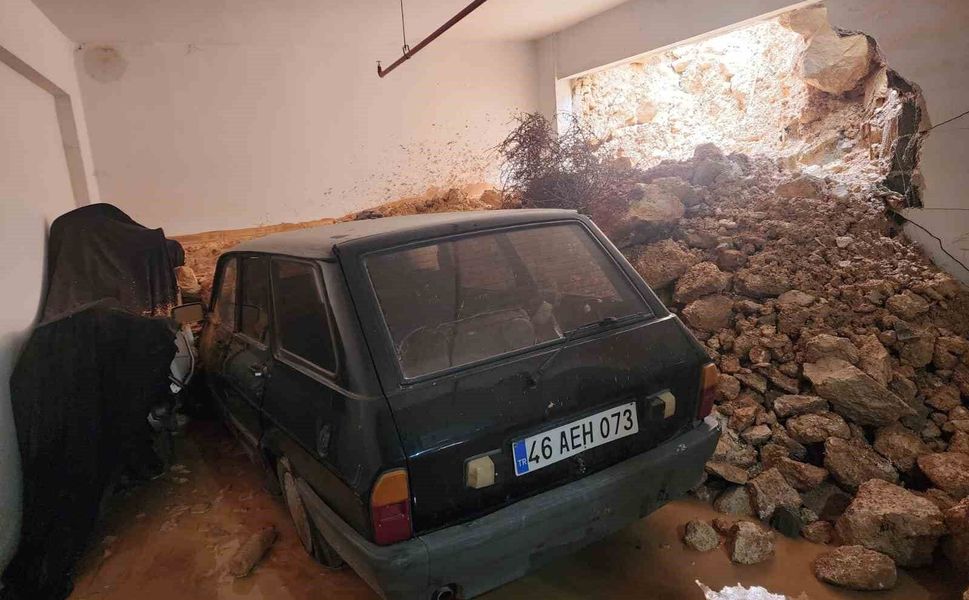 Gaziantep'te şiddetli yağmur duvarı yıktı