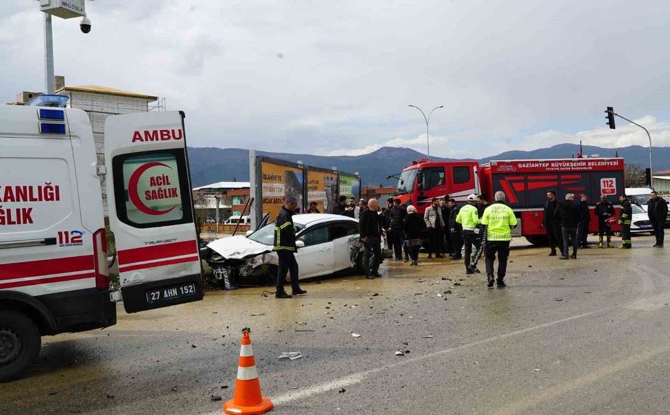 Gaziantep'te tır ile otomobil çarpıştı: 2 yaralı