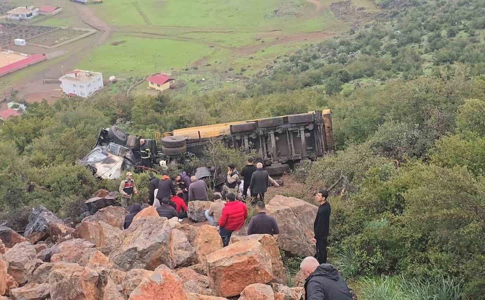 Gaziantep'te uçuruma yuvarlanan kamyonun sürücüsü öldü