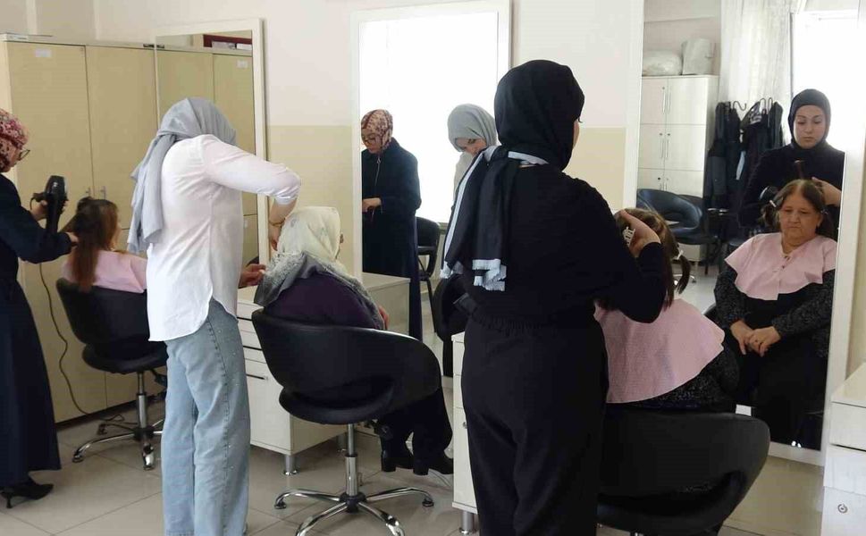 Gaziantep'te yaşlılar hayatlarında ilk defa kuaförde bakım yaptırdı