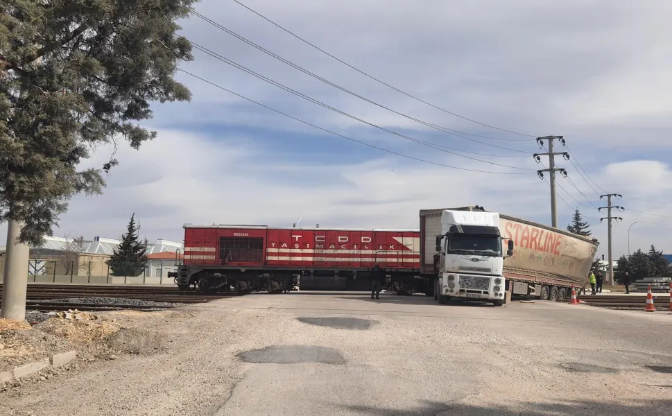 Gaziantep OSB'de tren kazası! Tren tıra çarptı...