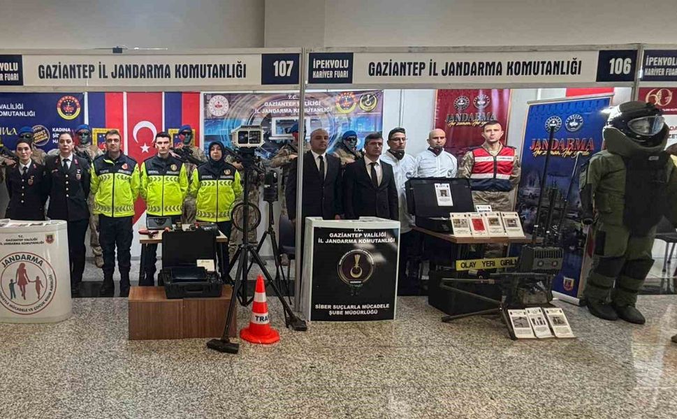 İpekyolu Bölgesel Kariyer Fuarı'nda jandarma standına yoğun ilgi