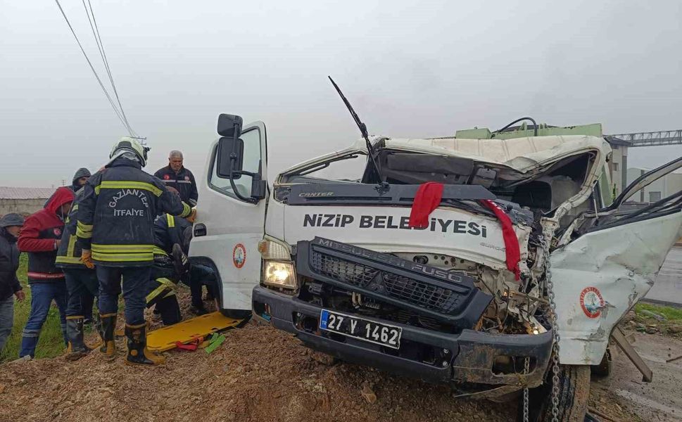 Nizip Belediyesi'ne ait araç kaza yaptı: 1 yaralı