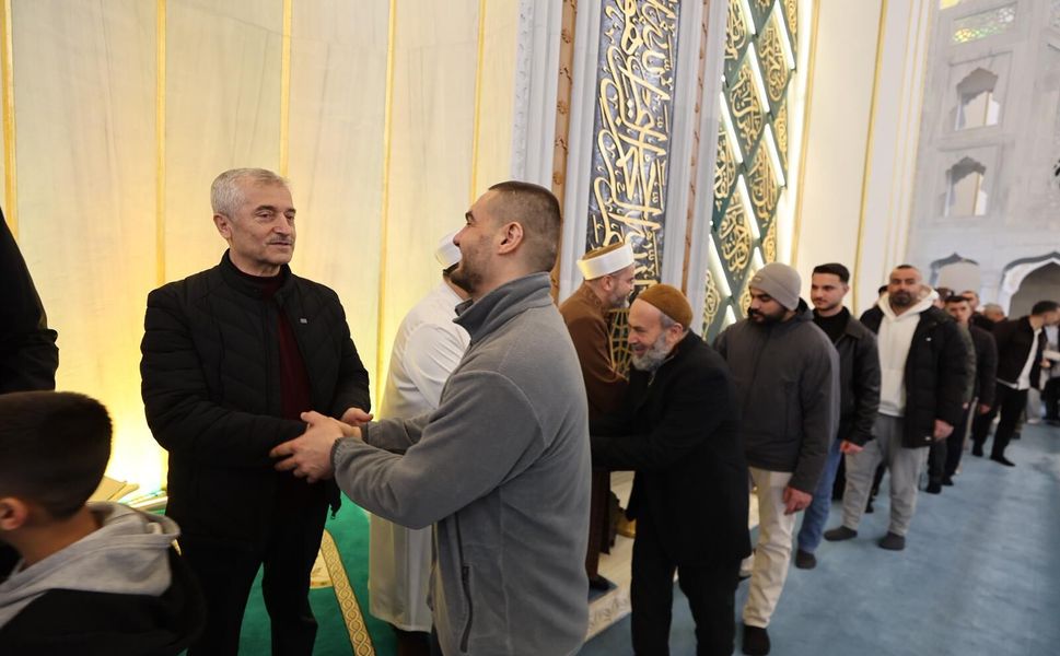 Başkan Tahmazoğlu vatandaşlarla bayramlaştı