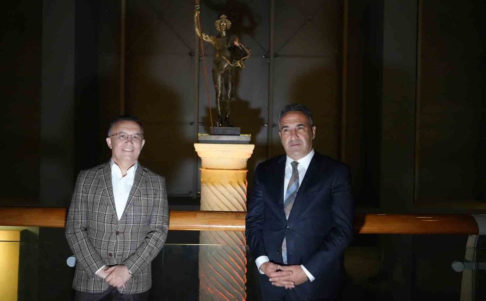 Zeugma Mozaik Müzesi'nde yoğun ilgi gören Mars heykelinin önü genişletildi