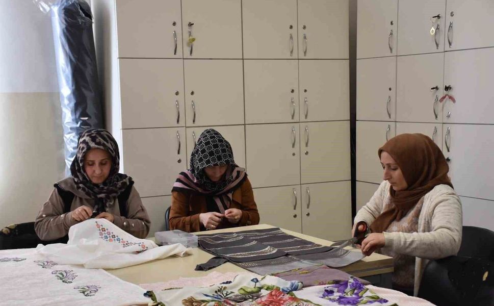 Atık kumaşlar Gaziantepli kadınların ellerinde yeniden şekilleniyor