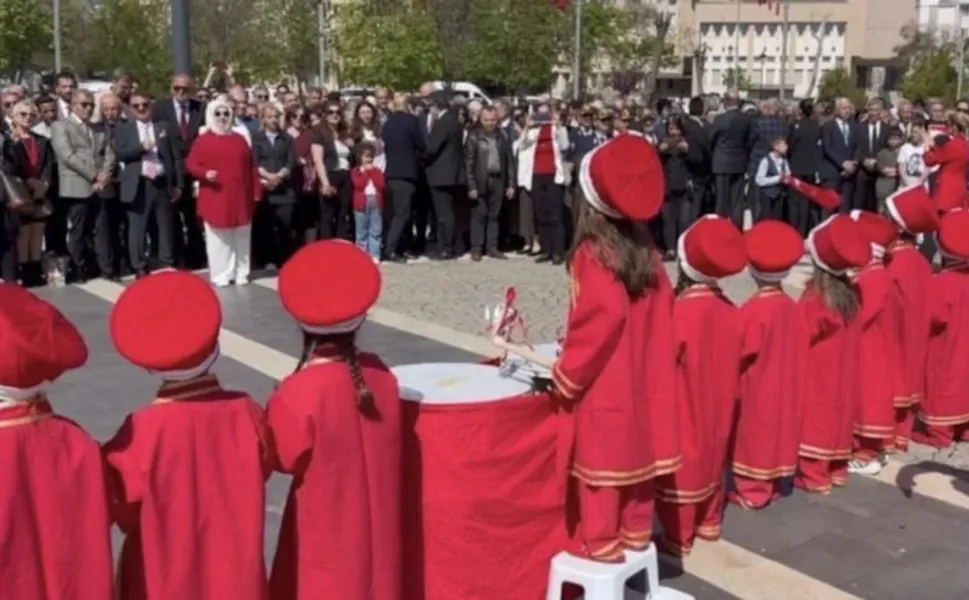 Gaziantep'te CHP yönetimi, mehter gösterisine sırtını döndü: Özgür Özel'den açıklama geldi