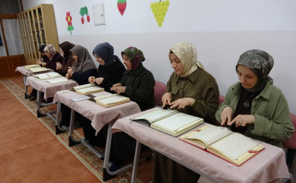 Gaziantep'te işitme engelli kadınlar işaret diliyle Kur'an-ı Kerim öğreniyor