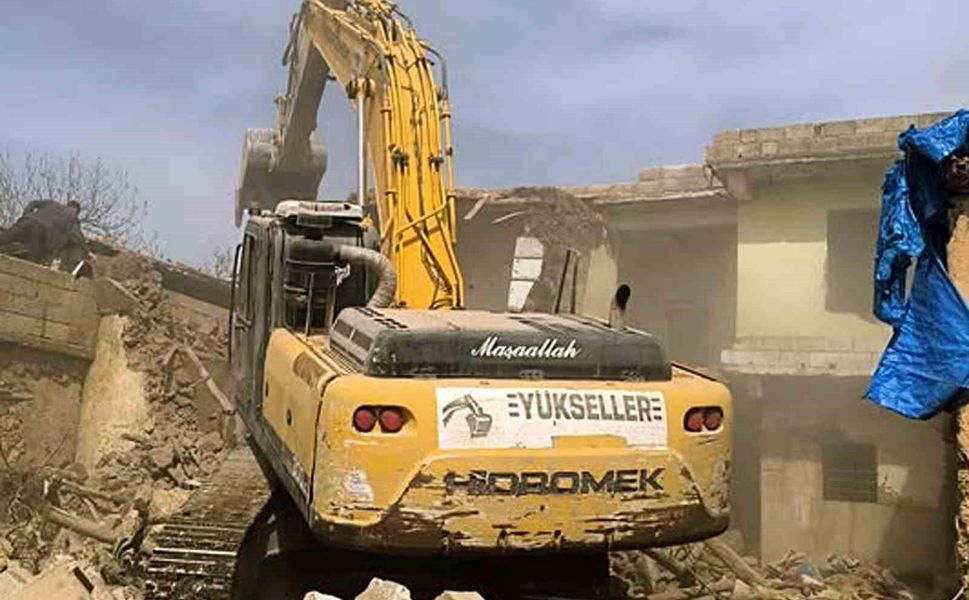 Araban'da depremde hasar gören binaların yıkımına devam ediliyor