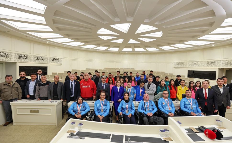 Fatma Şahin, başarılı sporcularla bir araya geldi