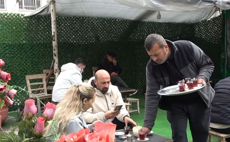Çay ustası Gaziantep'te 52 yıldır muhabbetle çay demliyor