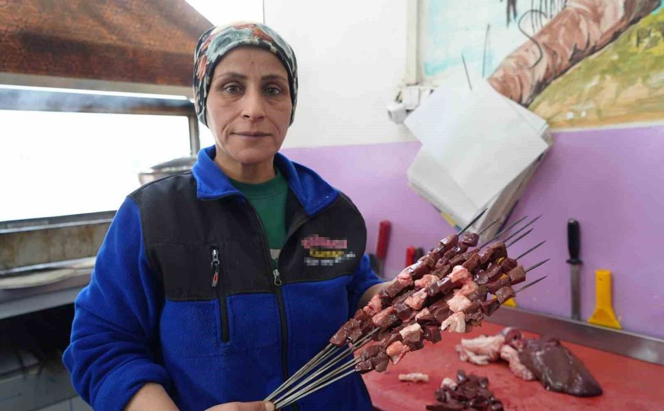 Gaziantep'in kadın ciğer ustası müşterilerden tam not alıyor