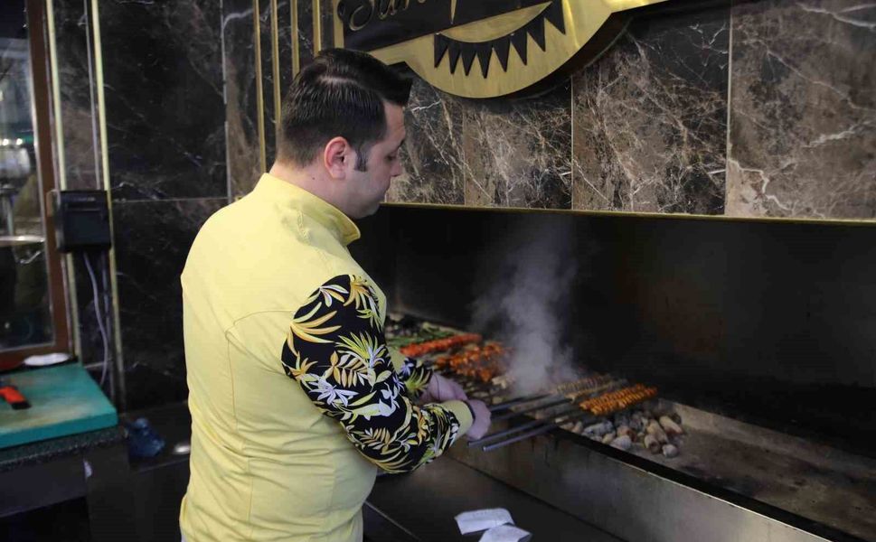 Gaziantep'te babalarından kalan 54 yıllık lokantayı ayakta tutuyorlar