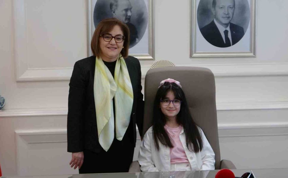 Gaziantep'te Başkan Fatma Şahin koltuğunu devretti