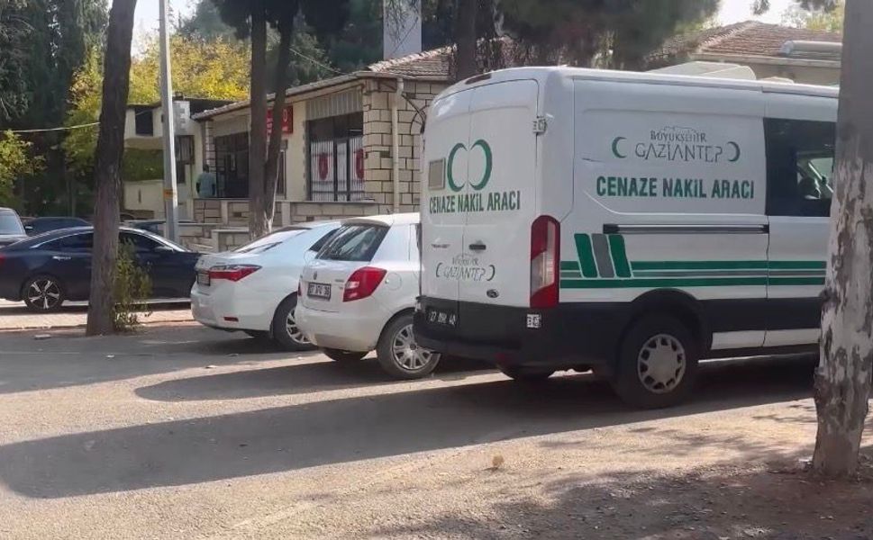 Gaziantep'te feci kaza! Otomobil tıra arkadan çarptı: Baba-oğul hayatını kaybetti