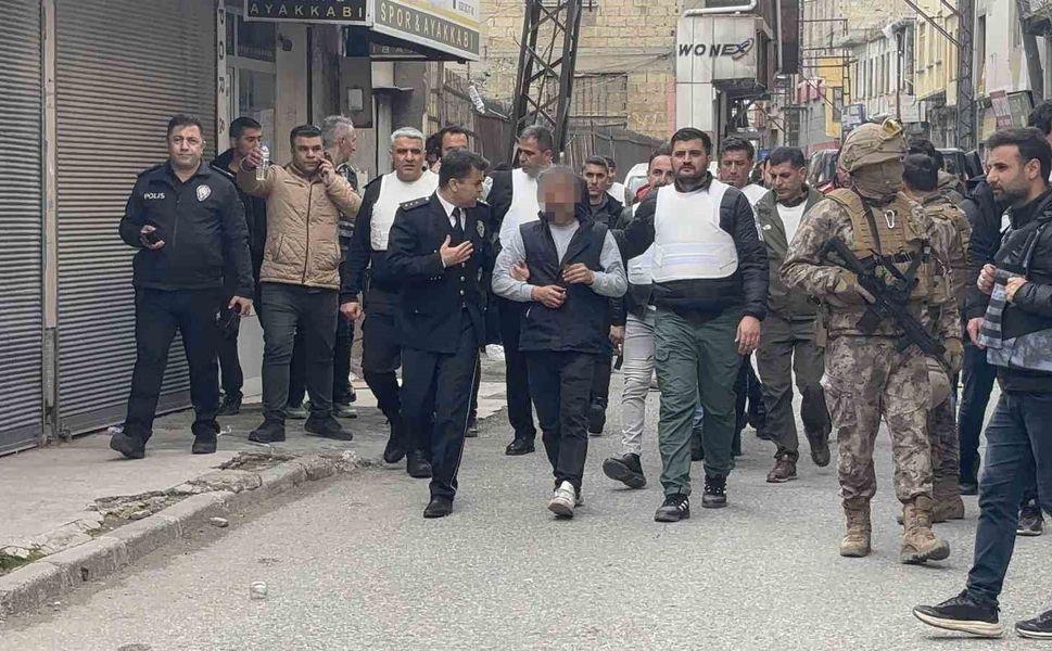 Gaziantep'te hareketli dakikalar: 5 kişiyi rehin aldı, polise ateş açtı, yakalandı