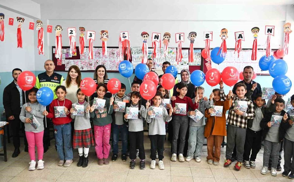 Gaziantep'te jandarmadan çocuklara 23 Nisan sürprizi