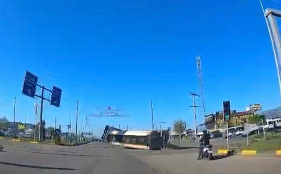 Gaziantep'te kontrolden çıkan tır kavşakta devrildi!