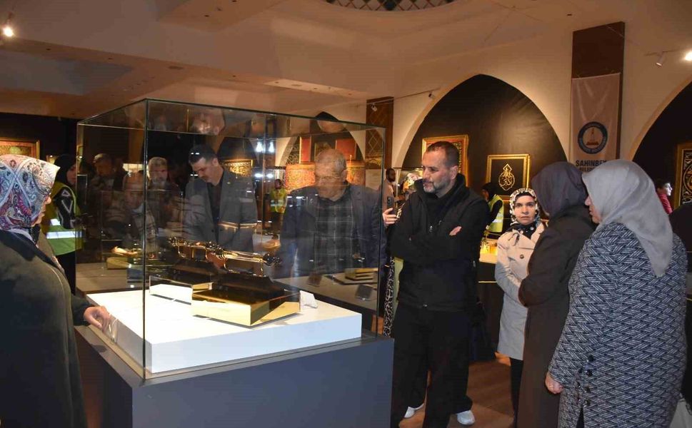 Gaziantep'te kutsal emanetler sergisi ziyaretçi akınına uğradı