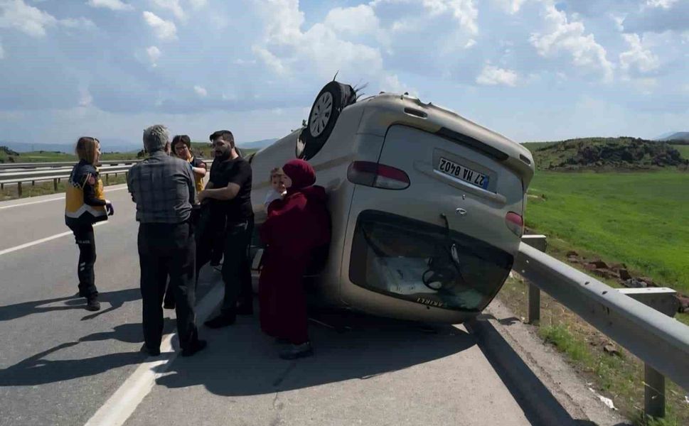 Gaziantep'te lastiği patlayan minibüs takla attı!