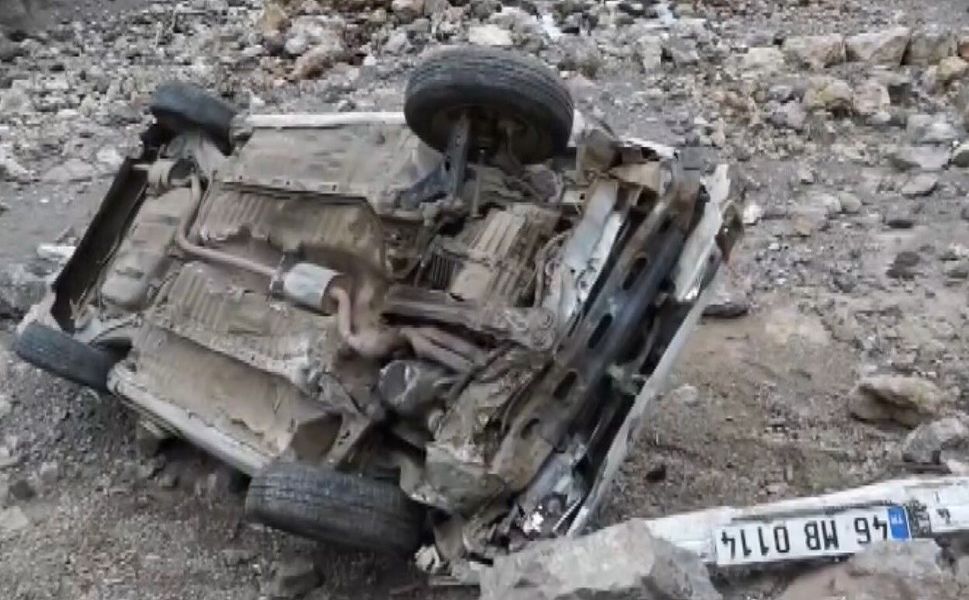 Gaziantep'te otomobil dere yatağına uçtu! Sürücü yaralı...