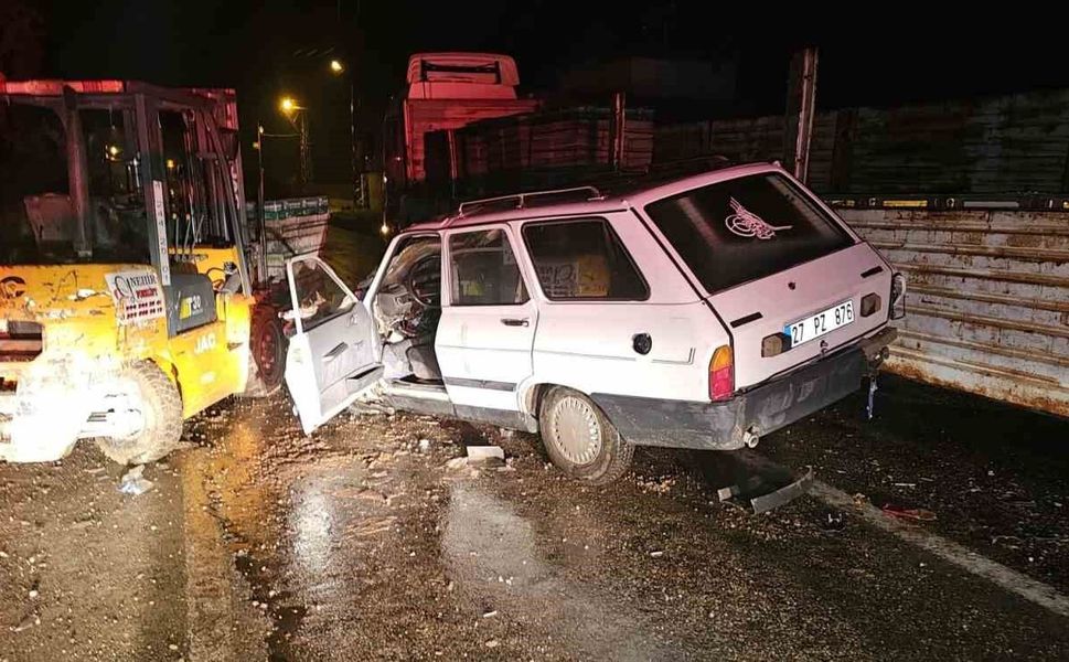 Gaziantep'te otomobil, yük indiren forklifte çarptı! Yaralılar var...