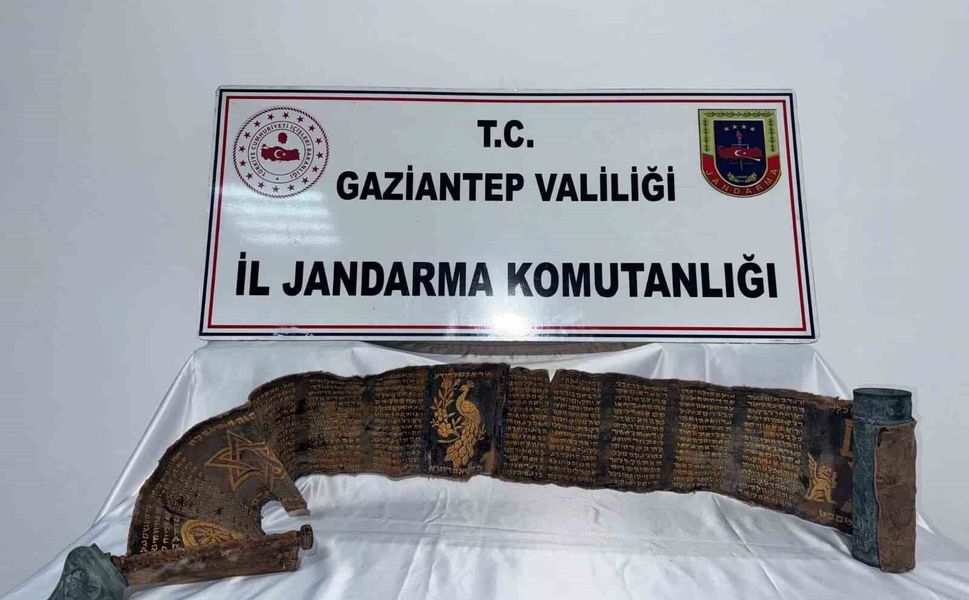Gaziantep'te piton derisine İbranice altın yazmalı kitap ele geçirildi: 1 gözaltı