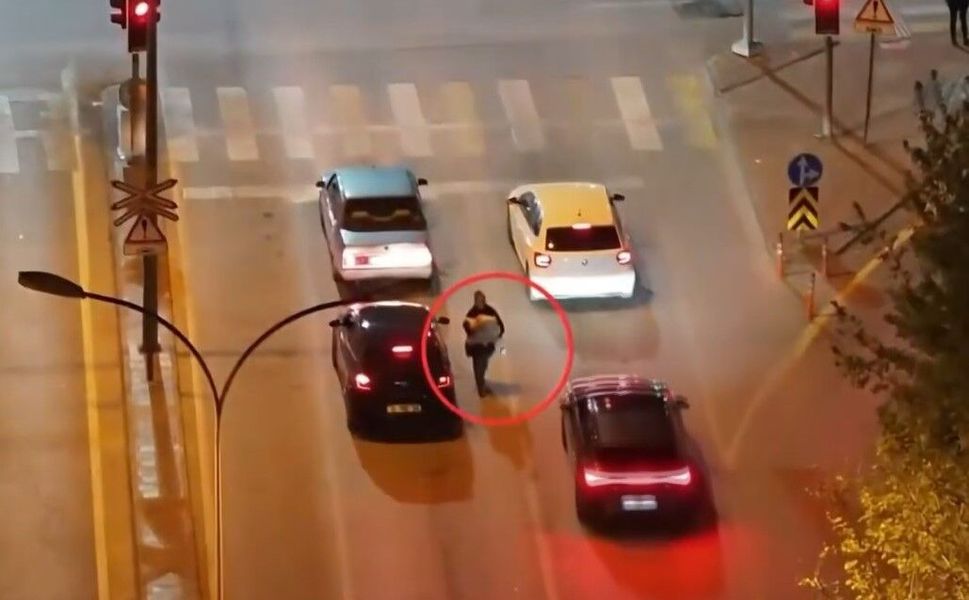 Gaziantep'te yollarda dilencilik ve satıcılık yapan şahıslara operasyon: 14 gözaltı