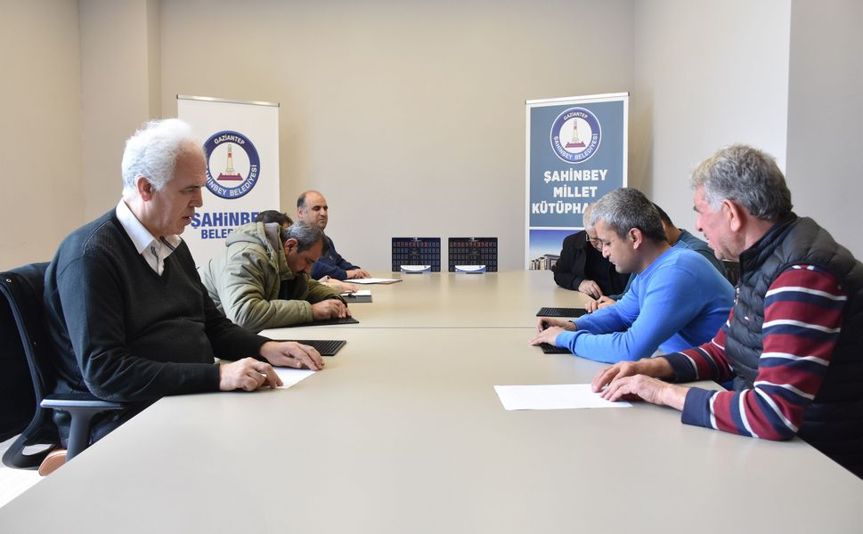 Görme engelliler Şahinbey Millet Kütüphanesi'nde Braille alfabesi öğreniyor