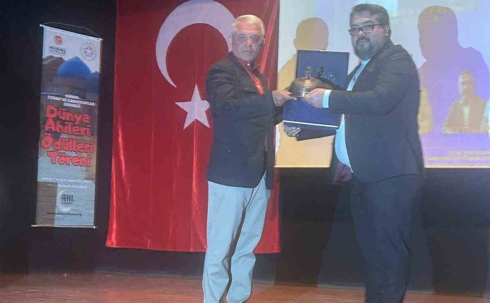 Gaziantepli Kasap Halil Usta'nın sahipleri Bakışgan kardeşlere dünya ahilik ödülü