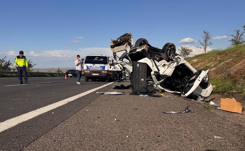 Şanlıurfa - Gaziantep otoyolunda feci kaza! 3 ölü, 5 yaralı