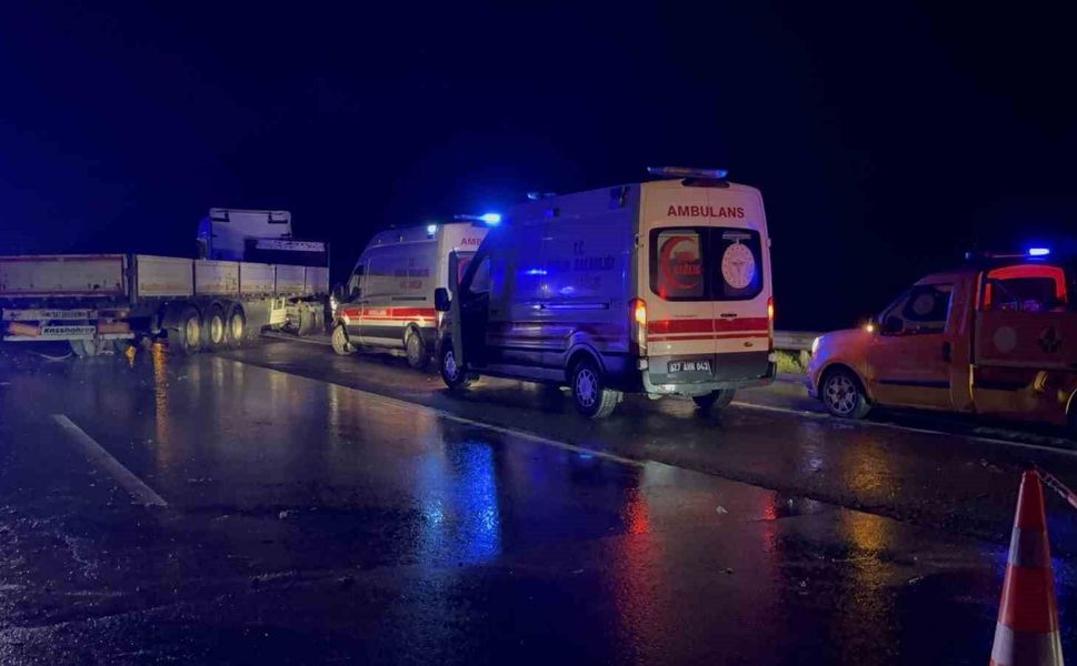 Tarsus-Adana-Gaziantep Otoyolu'nda kamyonet tırla çarpıştı: 1 ölü, 1 yaralı