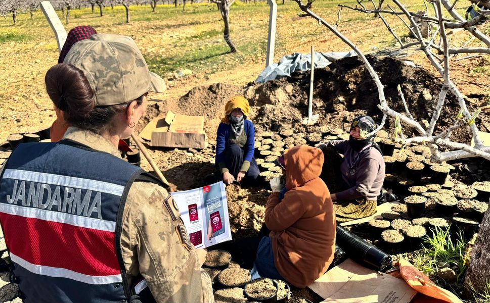 Gaziantep'te jandarmadan anlamlı etkinlik! KADES uygulaması tanıtıldı