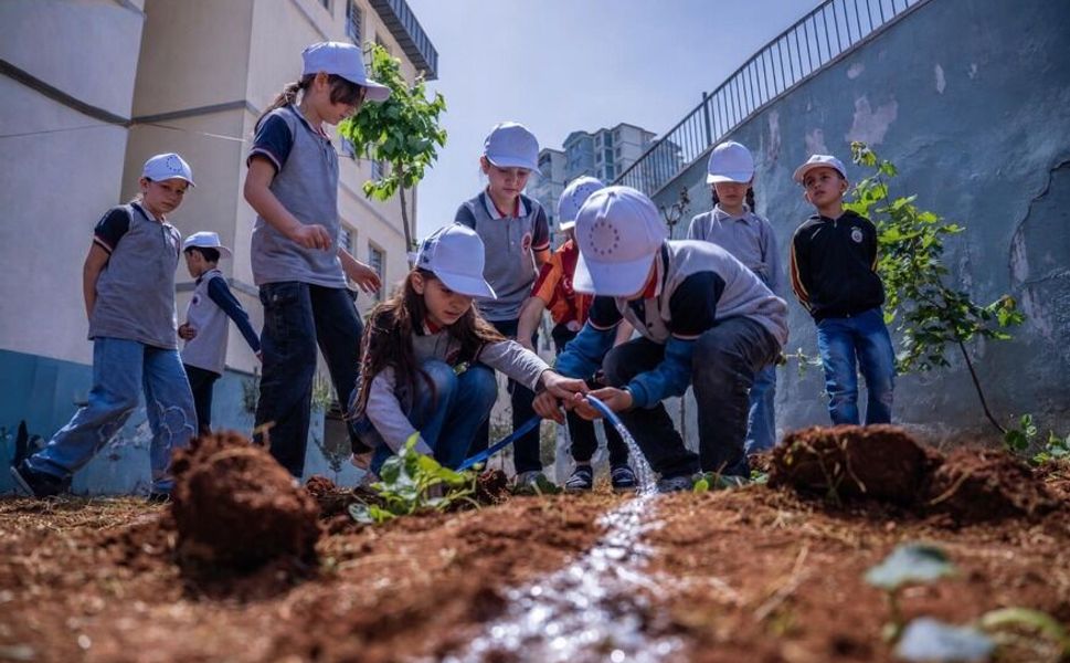 Gaziantep AB Bilgi Merkezi çocukları okul bostanında toprak ve doğayla buluşturdu