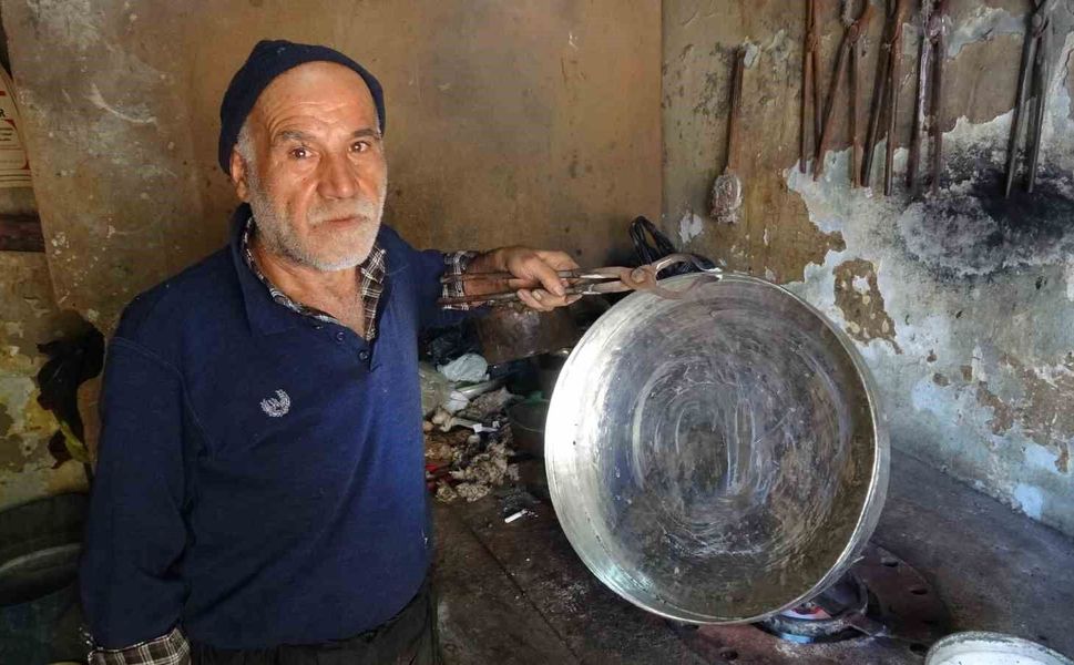 Gaziantepli Kalaycı ustası Meslekte 55 yılı geride bıraktı: Şimdi yetiştirecek çırak bulamıyor