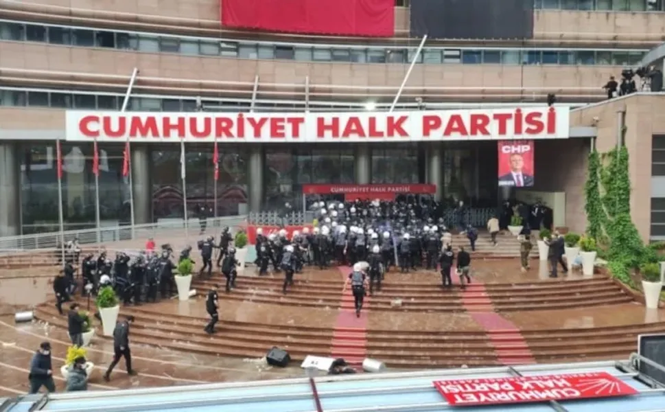 CHP Genel Merkezi'nde tansiyon yükseldi: Polis müdahale ediyor