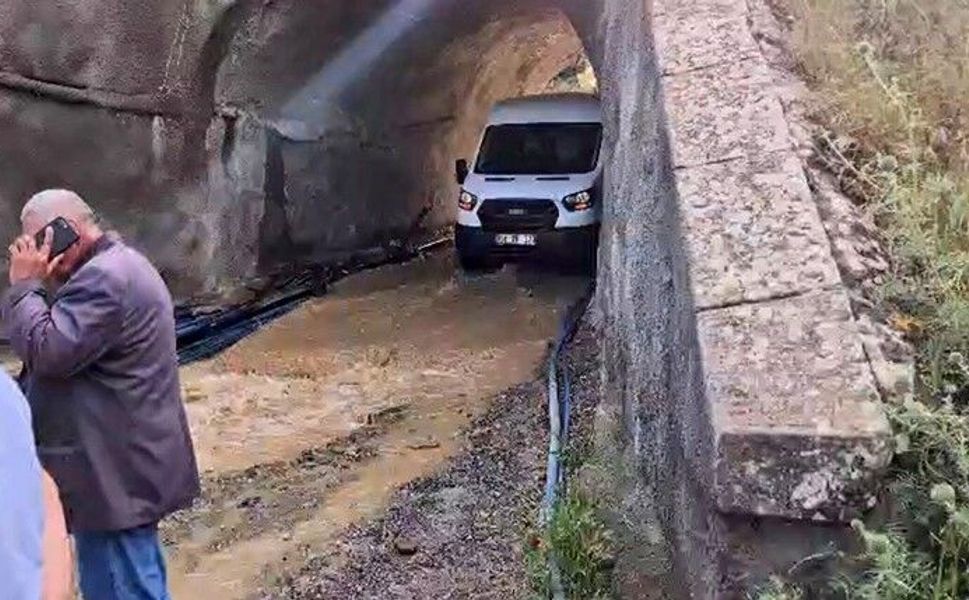 Gaziantep'te alt geçidi su bastı, minibüs içindekilerle birlikte mahsur kaldı