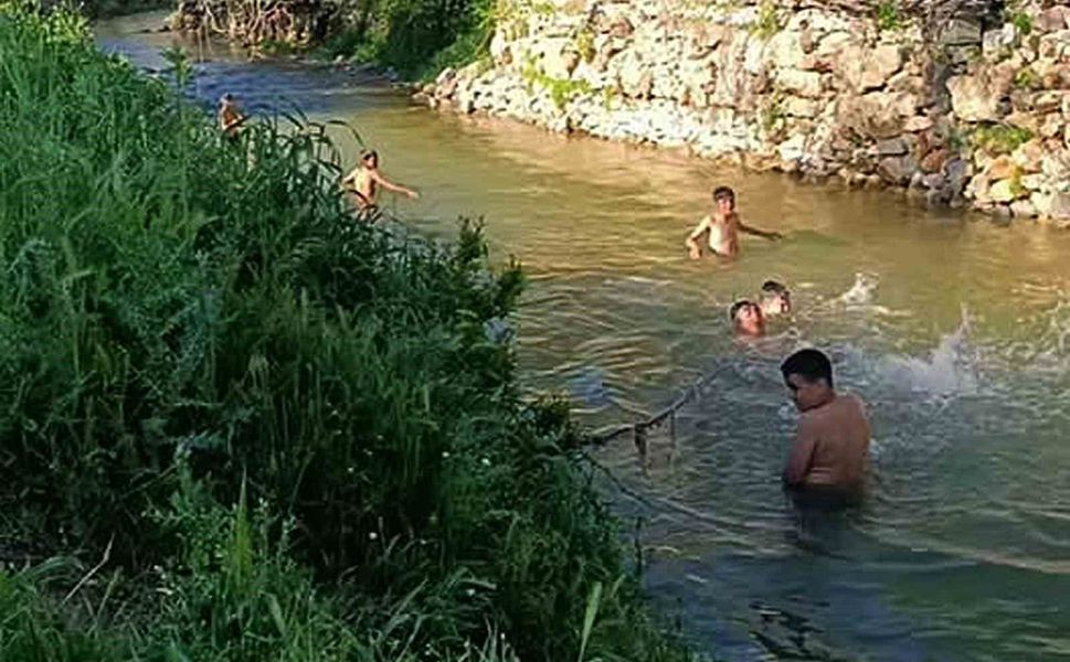 Araban'da yıllar sonra akan dereler en çok çocukları sevindirdi