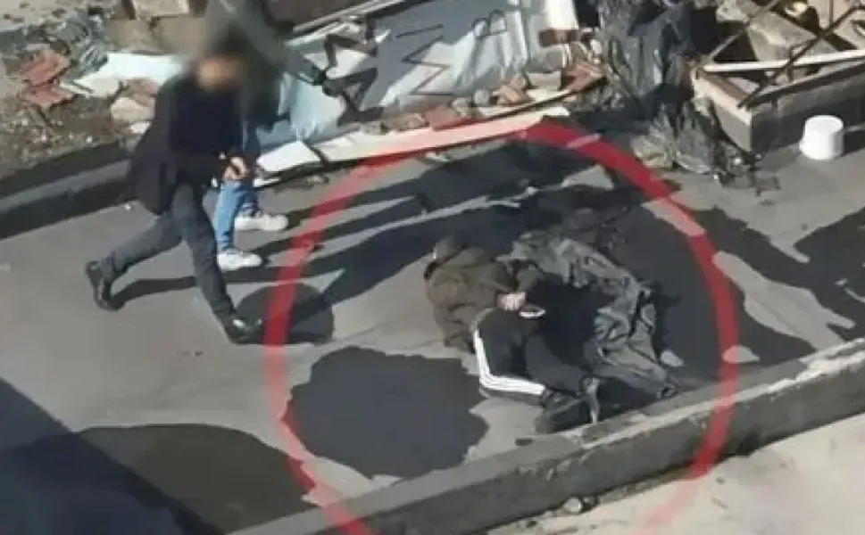 Suriye'den geldi babasını öldürüp çatıya çıktı