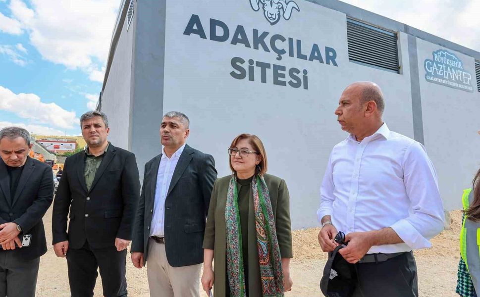 Başkan Şahin, Gazi Konut tarafından yapılan yeni Adakçılar Sitesi'ni inceledi