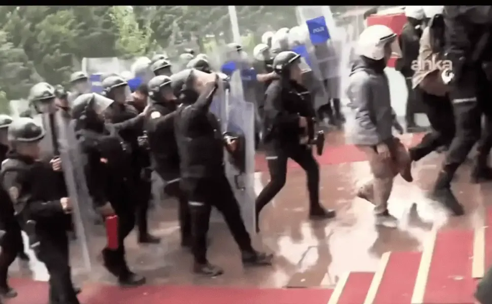 Cumhuriyet Halk Partisi binasında bulunan CHP'lilere müdahale başladı: Polise yangın tüpüyle böyle müdahale ettiler