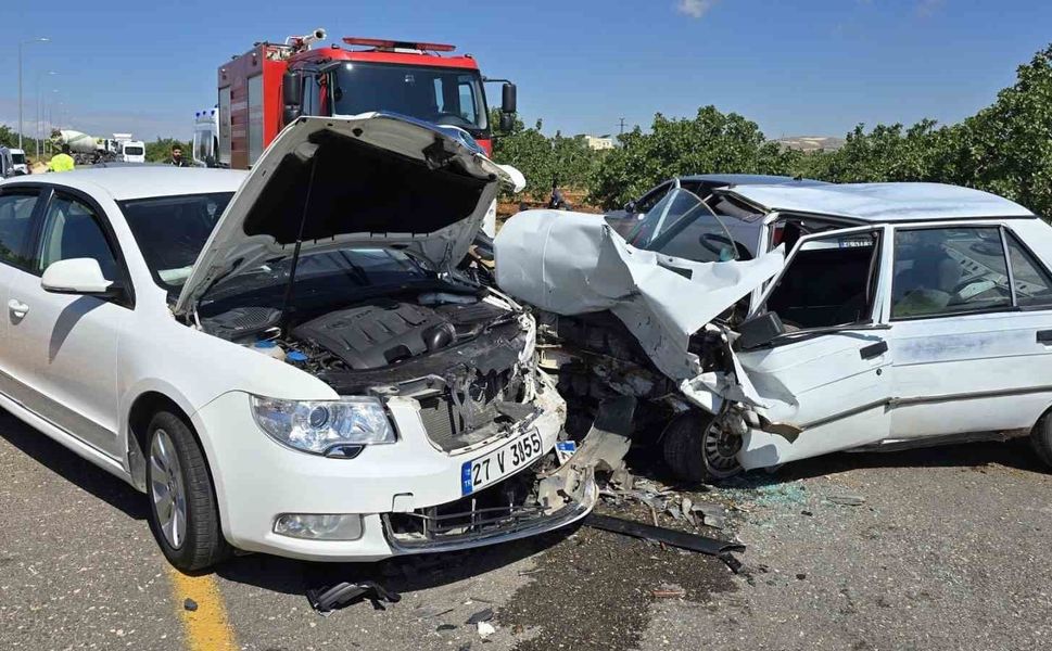 Gaziantep'te 2 otomobil kafa kafaya çarpıştı: Yaralılar var...