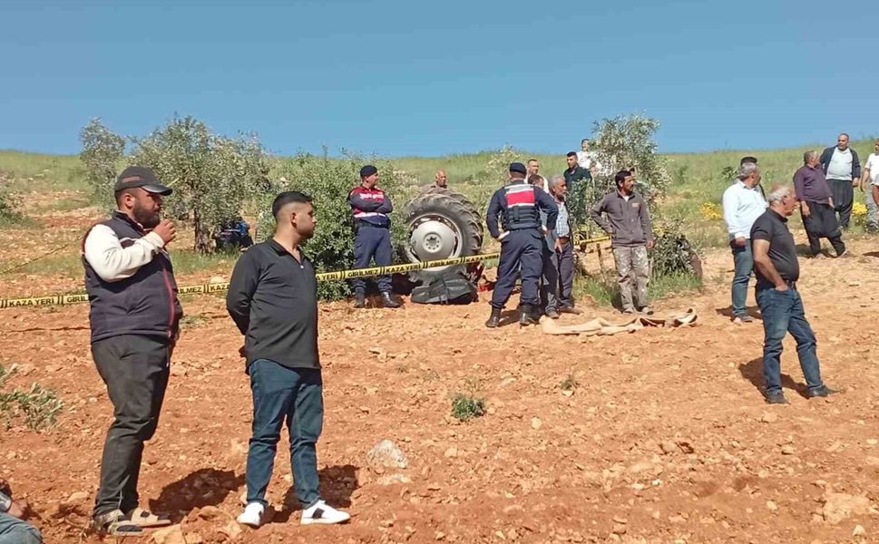 Gaziantep'te tarlasından dönen çiftçi devrilen traktörün altında kalıp can verdi