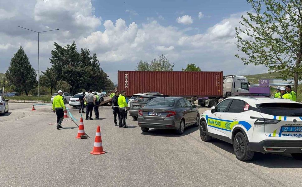 Gaziantep'te feci kaza! Otomobil tıra arkadan çarptı: 1 ölü, 4 yaralı